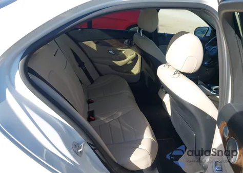 2015 Mercedes-Benz C 300 4Matic z USA, uszkodzony, nr VIN 55SWF4KB1FU039770